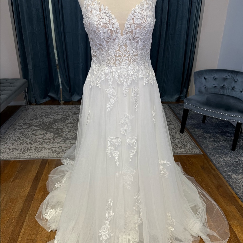 Maggie Sottero Elegant White Wedding Dress - Picture 6 of 9